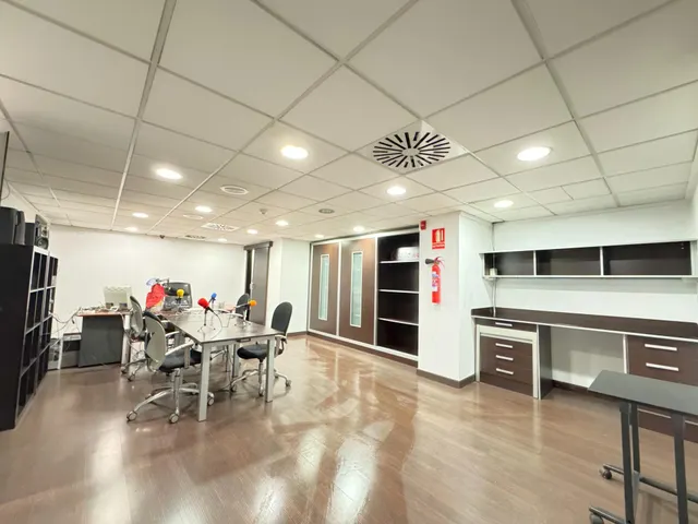 AMPLIA OFICINA REFORMADA EN MAGNÍFICA UBICACIÓN — 7