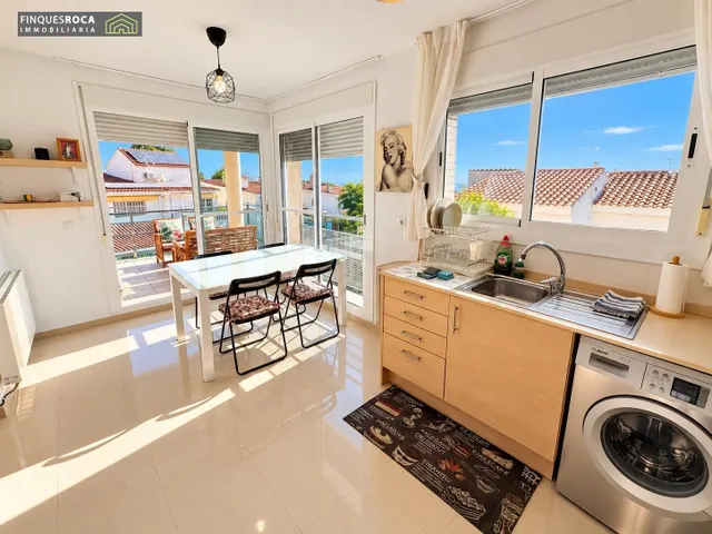 En Urbanizacion Serramar, Apartamento Esquinero, de 2 Dormitorios, Baño Completo, Terraza de 12 m2, Vistas Despejadas — 6