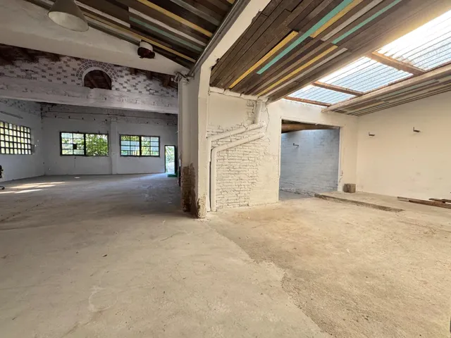 Nave en zona urbana con 264 m2 y con jardín de 114 m2 orientado al sur, garaje y gran potencial como estudio profesional. — 36