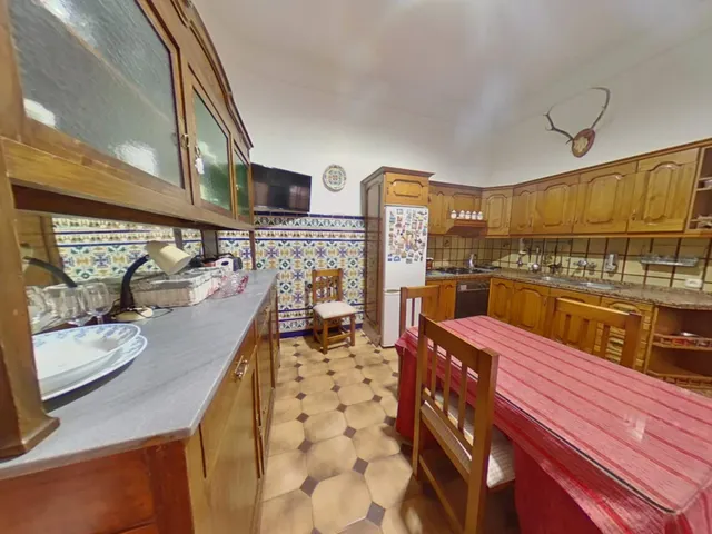 ESPECTACULAR CASA JUNTO A LA PLAZA DE  SAN MIGUEL. — 24
