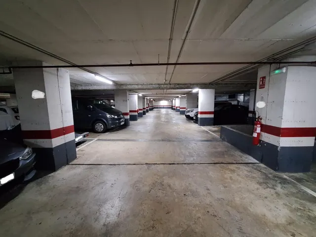 Plaza parking en complejo Mundet. — 5