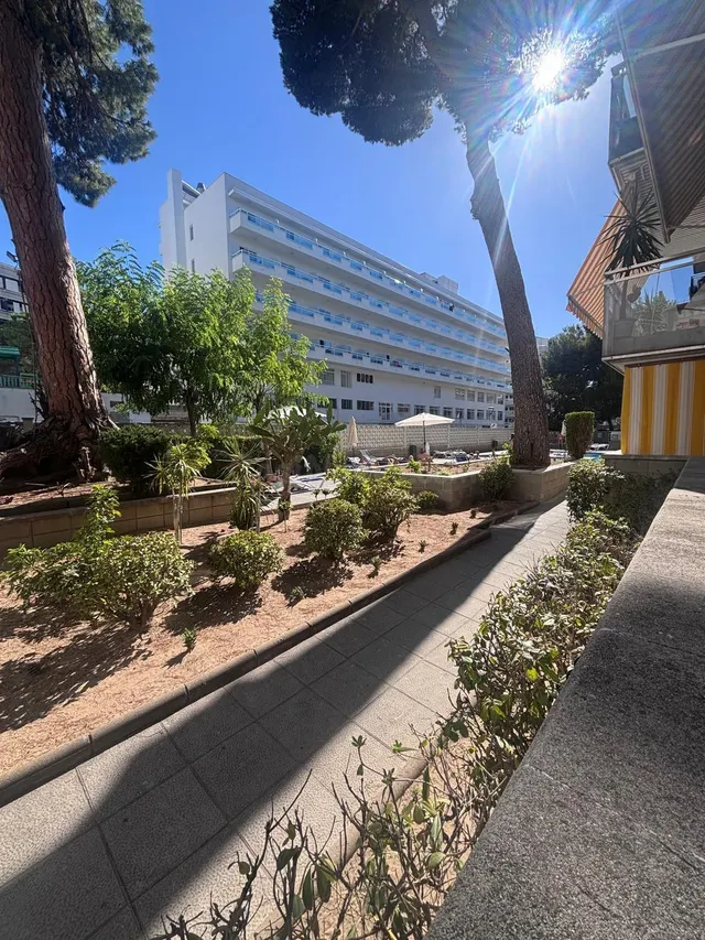 Tu refugio en Salou: bajo con amplia terraza y piscina comun