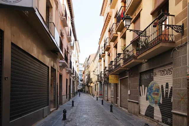 Piso reformado de 2 dormitorios con cochera en alquiler en el centro de Granada — 19