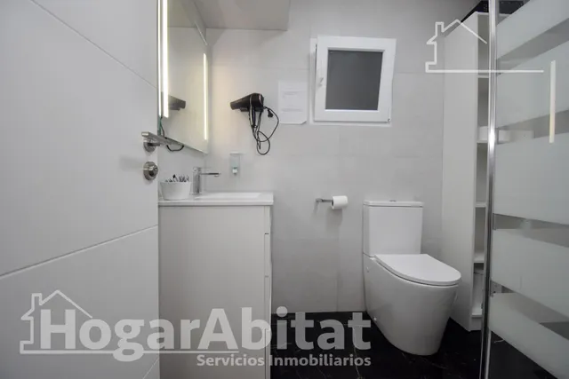 ¡Espectacular! Amplio, moderno y reformado, todo amueblado y cerca del centro — 37