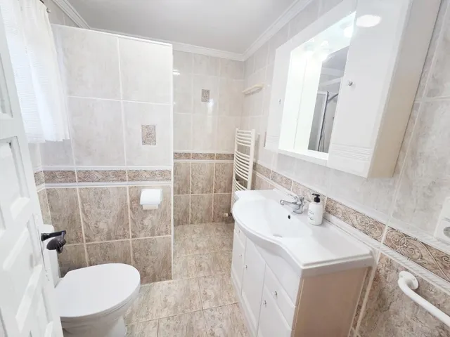 Chalet con 3 viviendas independientes, piscina privada cubierta y vistas al mar — 35
