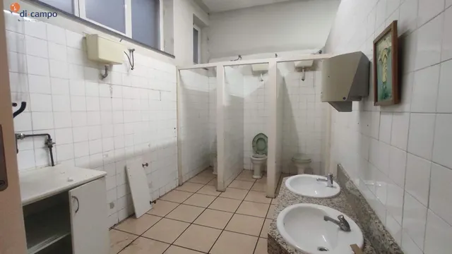 AMPLIO LOCAL EN VENTA, PASEO SAN ISIDRO, VALLADOLID. FACHADA A TRES CALLES. — 22