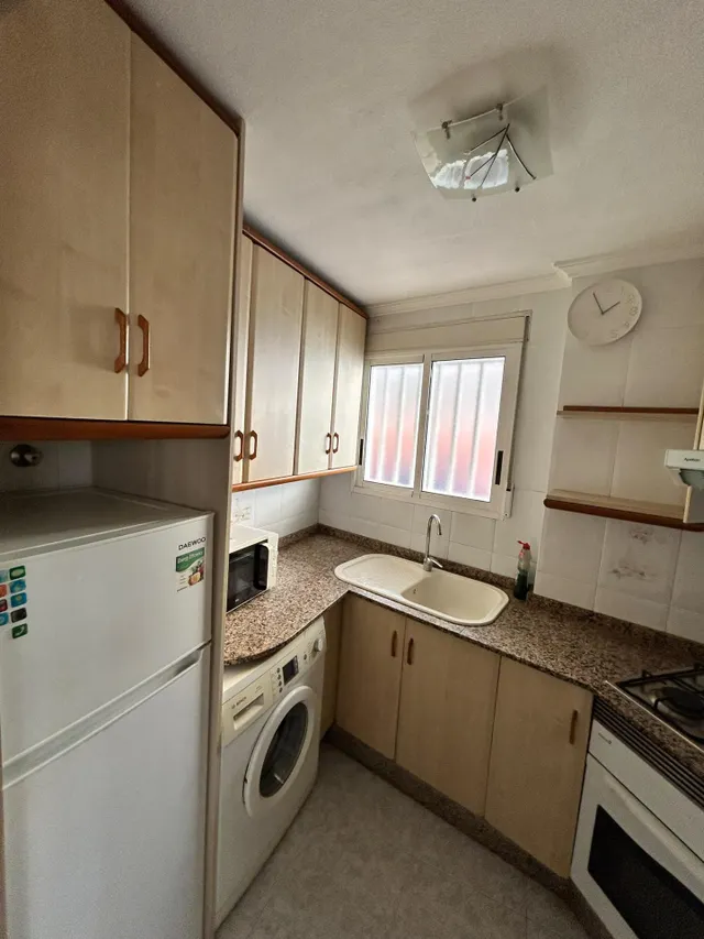 Apartamento con terraza, Alicante, Torrevieja. 2 habitaciones, 63 m2, 650 metros al mar — 30