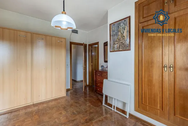 Pisazo en paseo del salón - Granada — 24