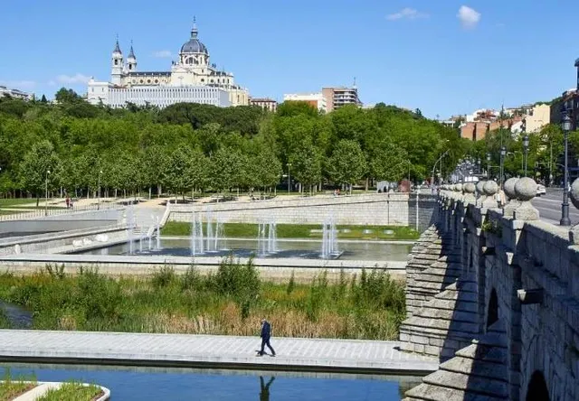 PISO DE TRES habitaciones CON ASCENSOR EN MADRID RÍO — 25