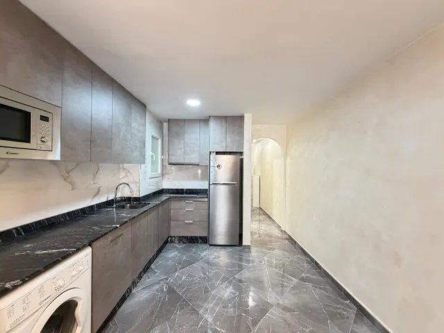 Apartamento reformado con vistas al mar con garaje incluido. 2 dorm. 1 baño. con superficie de 65 m2. playa a 100 metros. — 15