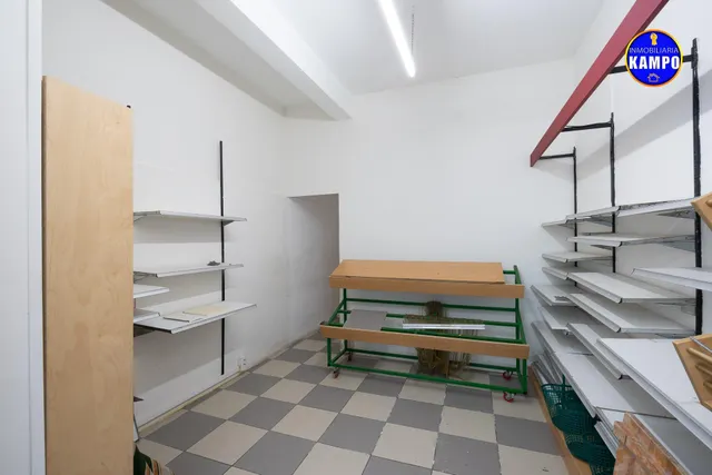 SE ALQUILA LOCAL EN  IRUN , CALLE SAN ISIDRO LABRADOR — 9