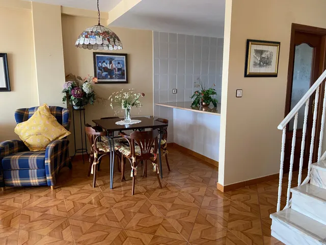 SE VENDE DÚPLEX AMUEBLADO. COCINA, SALÓN, 3 HAB., 2 BAÑOS, TRASTERO Y PLAZA DE GARAJE. — 7