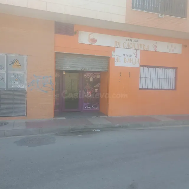 SE ALQUILA BAJO COMERCIAL CON BARRA, COCINA Y BAÑO - foto 2