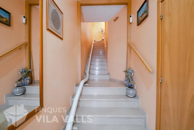 Casa adosada de tres plantas con jardín, terrazas y espacio tipo loft en garaje — 32