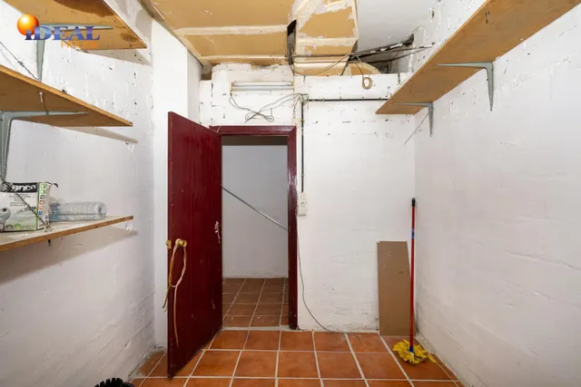 Local comercial junto a calle Alhamar. Ideal para oficina, despacho o almacén. Muy económico — 9