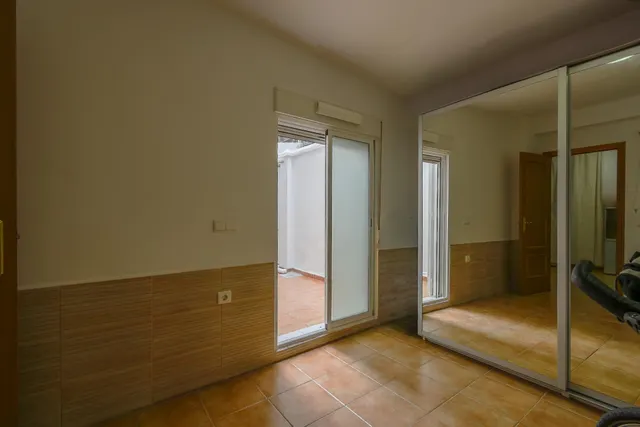 BAJO CON DISTRIBUCIÓN DE VIVIENDA Y PATIO EN GRAU DE VALENCIA — 28