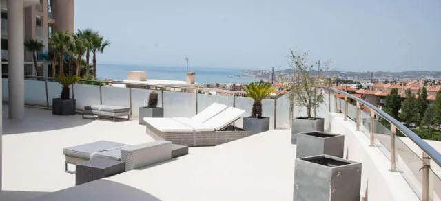 Ático de lujo con vistas panorámicas al mar y la montaña