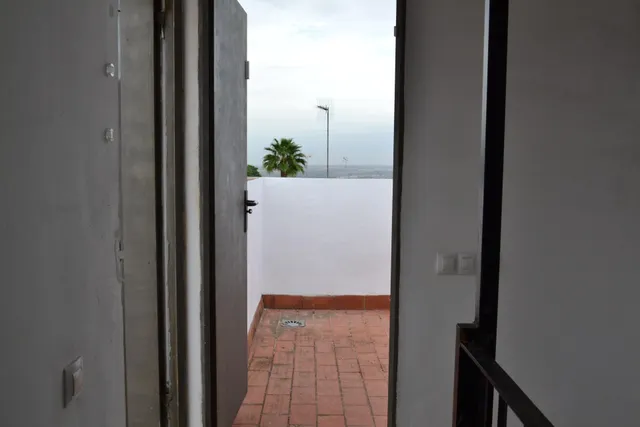 Tu próximo hogar en Sanlúcar la Mayor: tres dormitorios, patio y sótano — 35