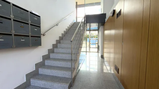 Apartamento de lujo a pasos de la playa con vistas al mar y pisicna comunitaria con  parking y trastero — 26