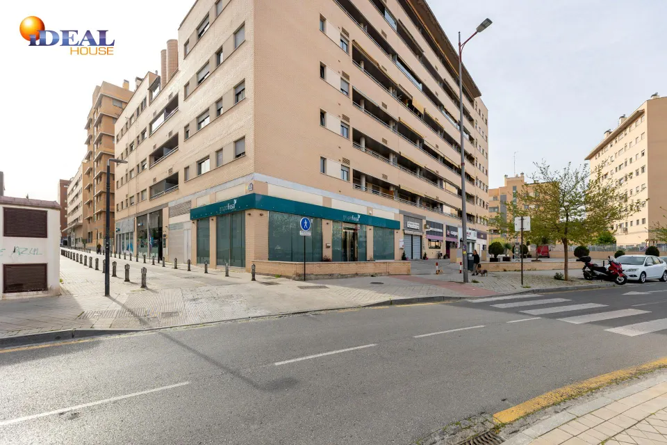 LOCAL COMERCIAL JUNTO AL CAMPUS DE LA SALUD