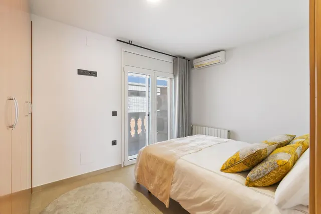 Casa adosada impecable de 4 dormitorios, placas solares y excelente ubicación en Empuriabrava. — 32