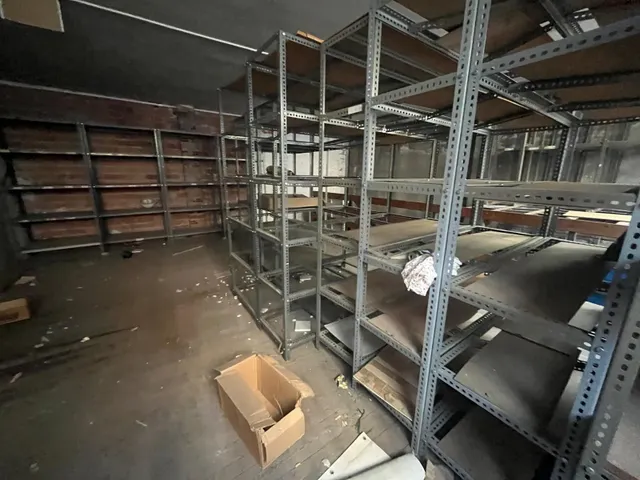 Local en Igualada con 350 m2 por 150.000 Euros. — 3