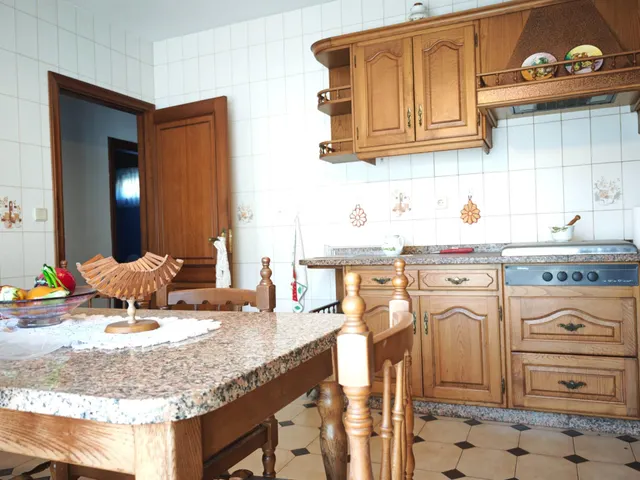 CHALET en perfecto estado conservación, con gran FINCA y a diez minutos del CENTRO de Santiago. — 24