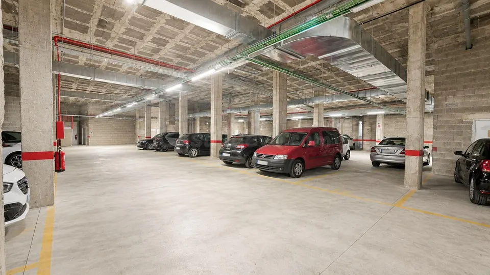 Plaza de parking en alquiler para coche y motos junto a Molinos de calle Industria