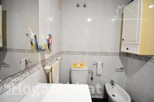 Confort y vistas al mar en este espacioso piso con balcón, gran garaje y trastero junto a la playa — 29