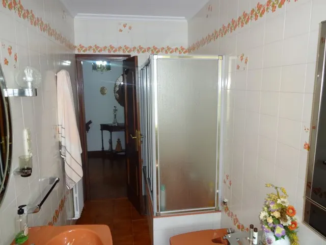 SE VENDE CASA SEÑORIAL PAREADA DE PIEDRA REFORMADA Y EN PERFECTO ESTADO EN PADRON — 30