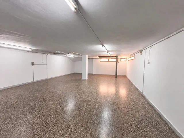 Amplio Local Comercial en Almansa - Oportunidad Única por €76,000 — 8