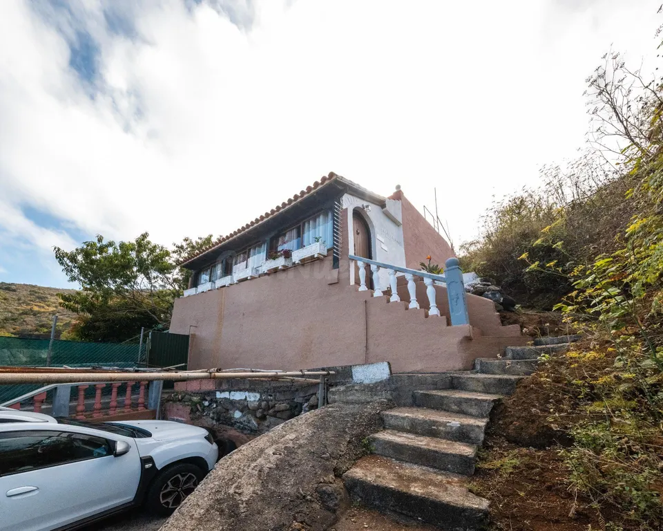 Finca rústica con casa terrera y vistas al mar en tierra del trigo, los silos