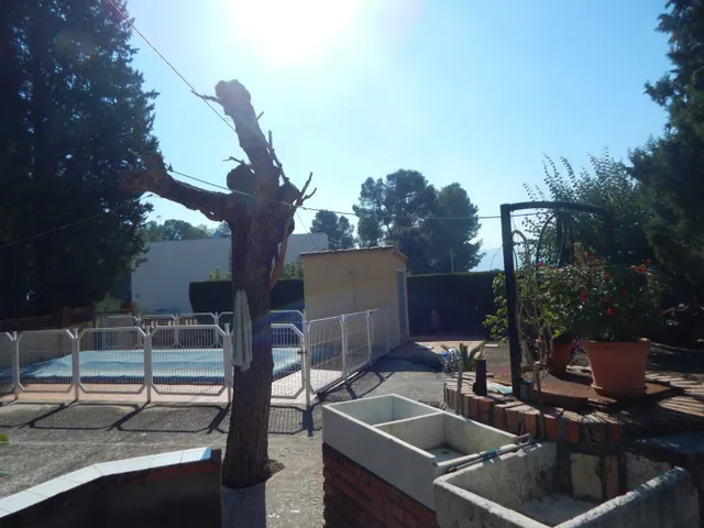 CASA DE CAMPO CON TERRENO URBANIZABLE EN ONTINYENT. — 2