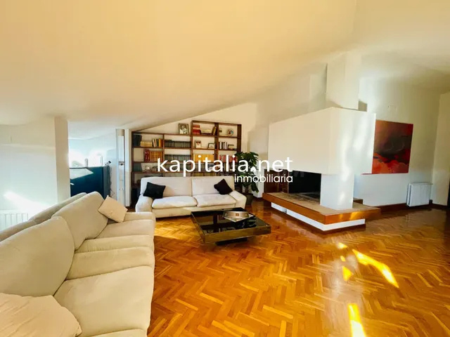 Ático duplex con chimenea y vistas panorámicas — 3