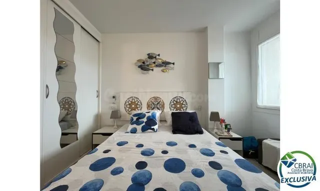 Bonito y moderno piso con vistas al canal y amarre de 2,5 x 5 m en Port Emporda, cerca de la playa y del centro de Empuriabrava — 3