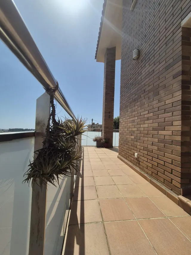 Casa con vistas panorámicas, placas solares y gran terraza en Mas Trader, Cubelles — 9