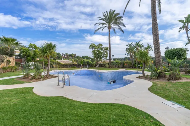 APARTAMENTO EN ALHAURIN GOLF CON TERRAZA CON BUENAS VISTAS, PARKING Y PISCINA Y JARDÍN COMUNITARIO — 37