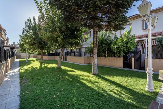Casa en Ogijares con piscina comunitaria. — 34