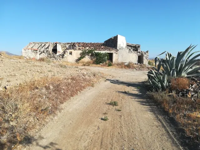 CASA DE CAMPO PARA REFORMAR EN FINCA DE 69.000M2 EN LA ZONA 