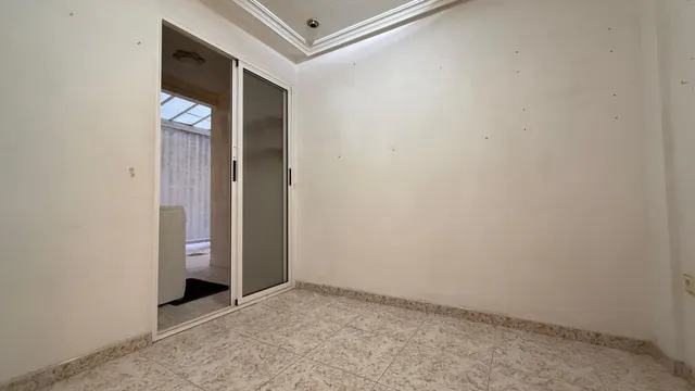 ✨ Piso de 135 m2 en pleno centro de Torrevieja, junto a la Plaza de la Constitución – Amplio, luminoso y con infinitas posibilidades ✨ — 14
