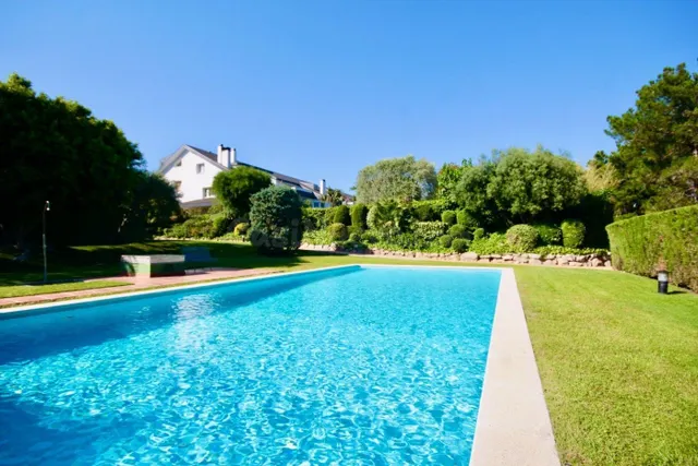 Magnífica casa con jardín y piscina en exclusivo complejo co