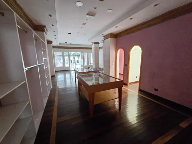 Amplio local comercial en zona de paso — 15
