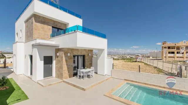 ¡Chalet individual nuevo a la venta en Vistabella Golf Orihu