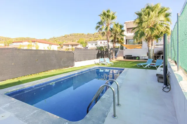 Casa independiente con piscina y amplio jardín en Mas Alba, 
