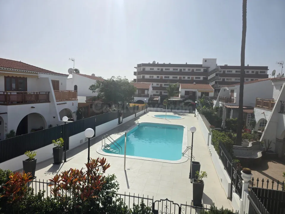 Bungalow de 2 dormitorios con jardín privado y vista a la piscina – Playa del Inglés