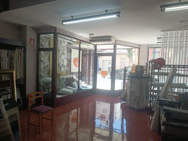 SE VENDE LOCAL / 140 MTS PLANTA BAJA + 40 MTS NAYA/ CERCA DE HOSPITAL GENERAL — 2