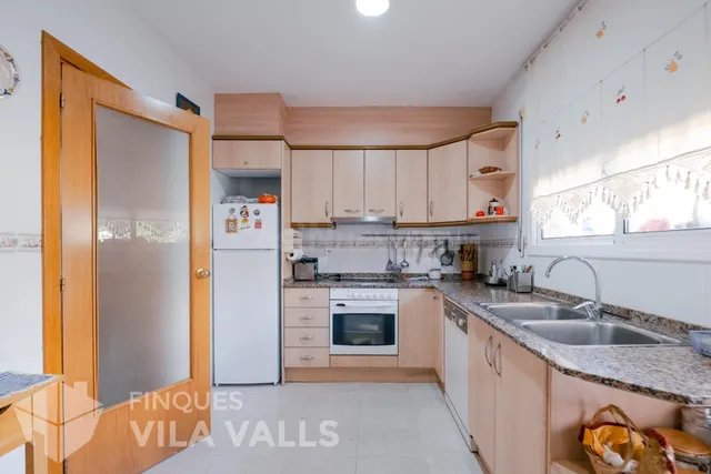 Casa adosada de tres plantas con jardín, terrazas y espacio tipo loft en garaje — 4