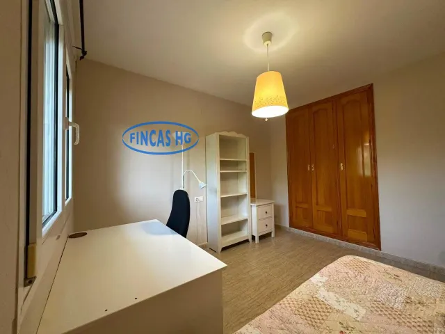 Bungalow de 260 m2 con jardín, buhardilla y garaje en urbanización con piscina en Ciudad Jardín, Alicante — 18