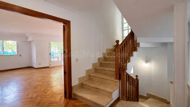 Chalet de esquina con jardín en Madrid capital | Una joya re - foto 3