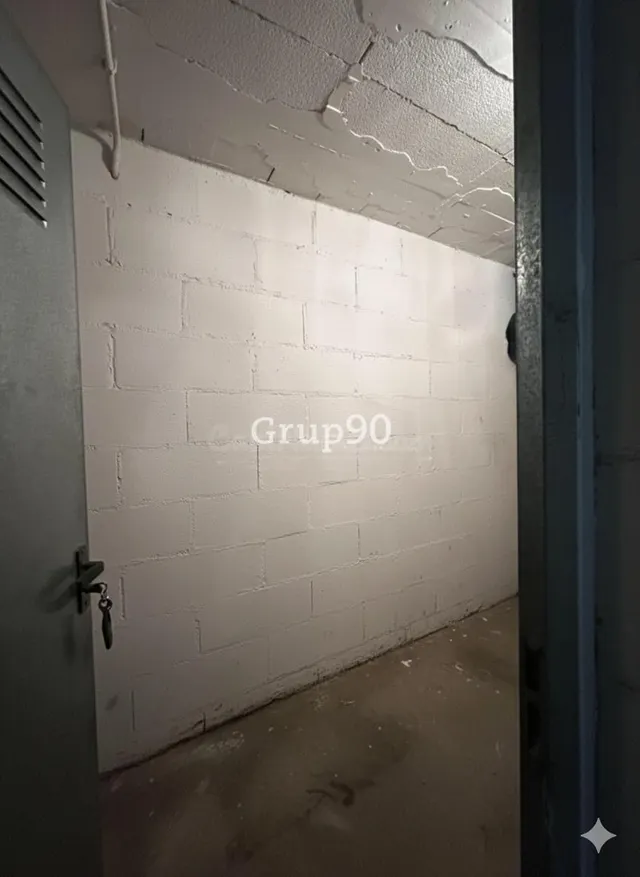 En venta amplia plaza de parking con trastero en Av. Garrigu - foto 4